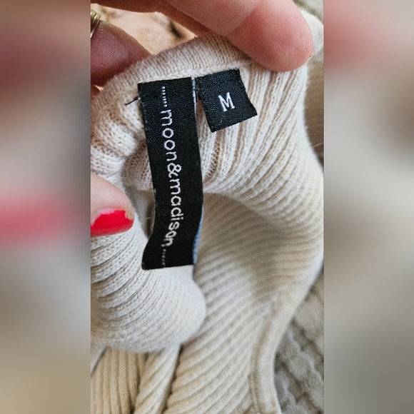 Moon&Madison knit sleeveless button up top/vest in cream tan. Size Medium - Picture 6 of 6